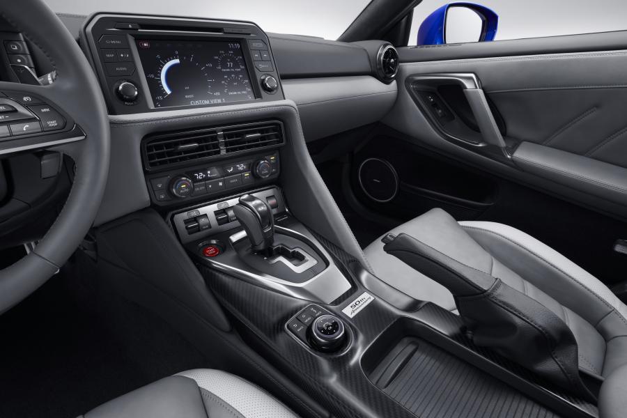 Детали интерьера Nissan GT-R 50th Anniversary (R35) 2019 года  (NA) (фото 10 из 40)